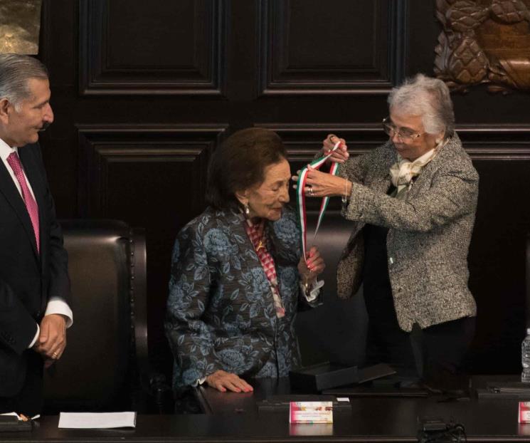 Ifigenia Martínez recibe Medalla Belisario Domínguez