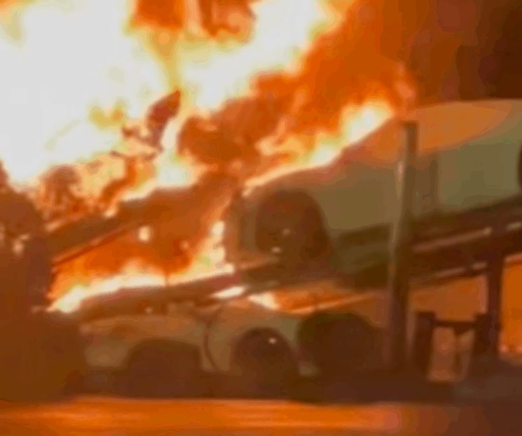 Camión que transportaba varios Corvette C8 se incendia en EU