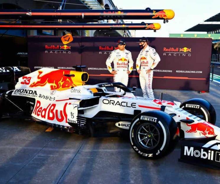 Posan Pérez y Verstappen con su Red Bull blanco