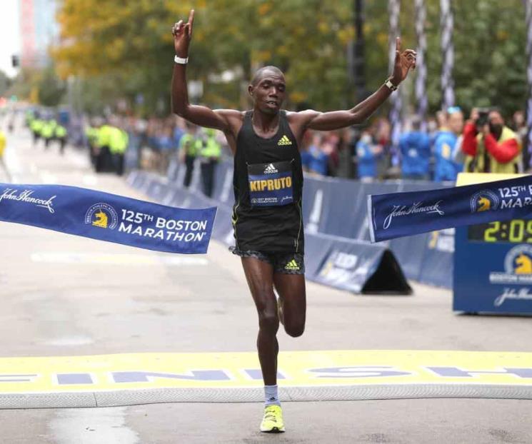 Gana keniata Benson el Maratón de Boston