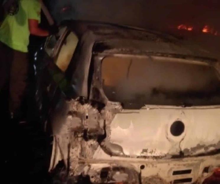 Roban e incendian vehículo en Allende