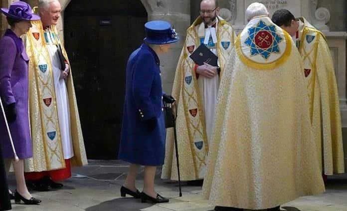 Reina Isabel II aparece en público usando un bastón