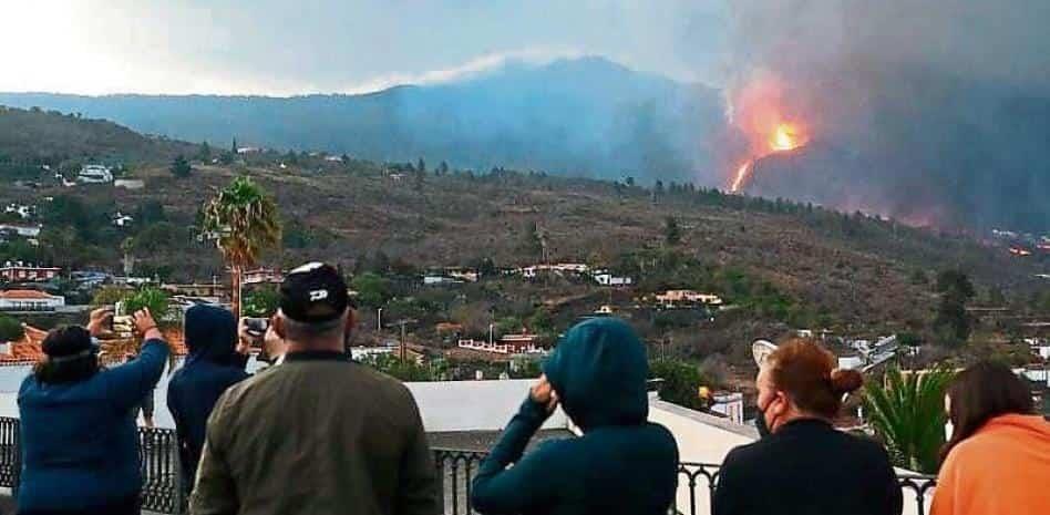 Volcán de La Palma obliga a evacuar a 800 personas