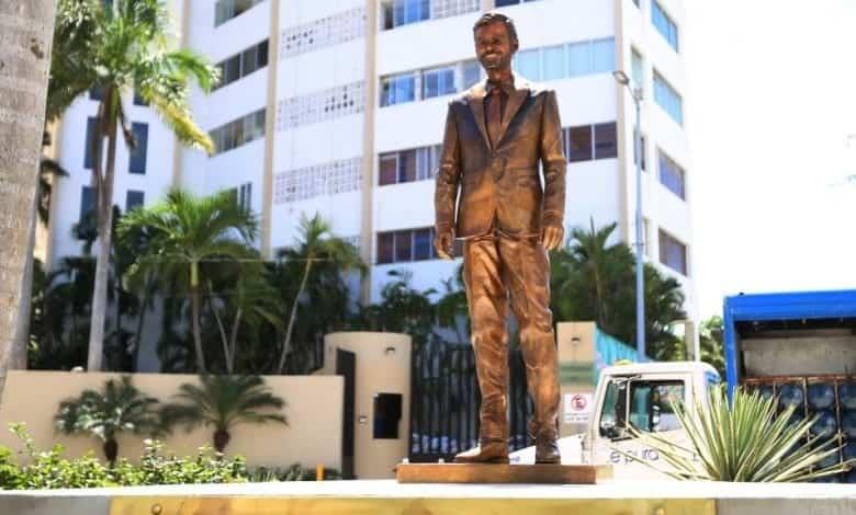 Estatua de Eugenio Derbez en Acapulco causa críticas