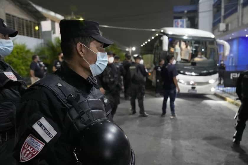 El Salvador prohíbe concentraciones masivas