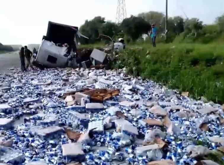 Automovilistas que pasaban por la zona se acercaron a llevarse las latas de cerveza