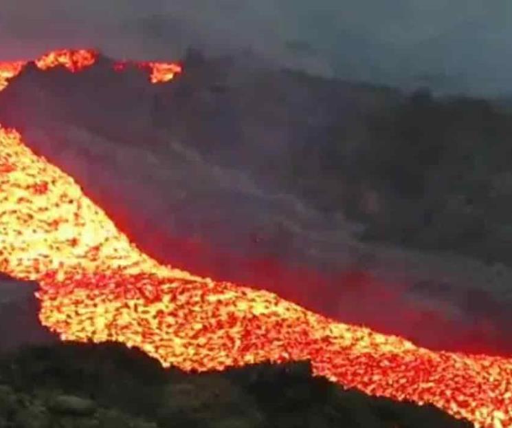 Captan ola gigante de lava que baja velozmente en La Palma
