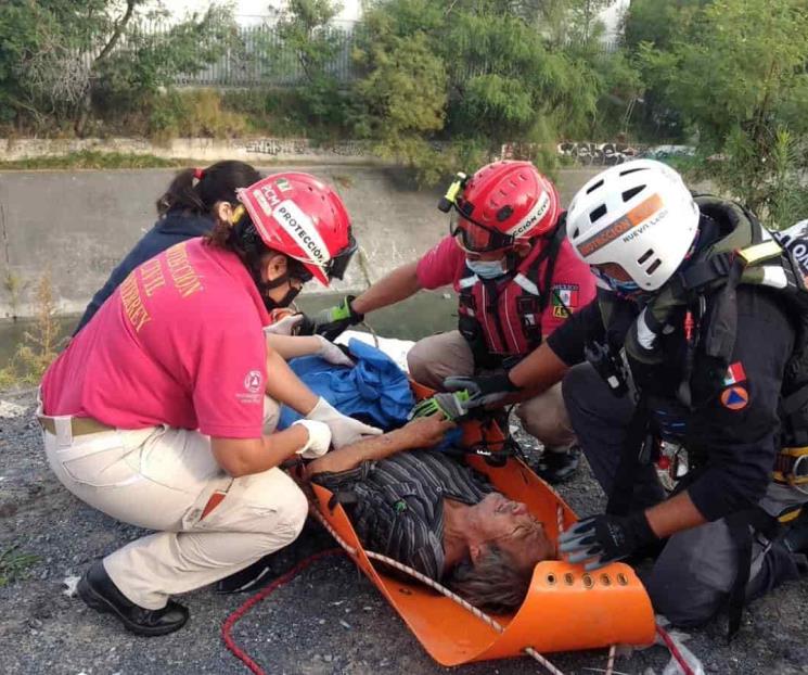 Rescatan a hombre de la tercera edad en el Arroyo Topo Chico
