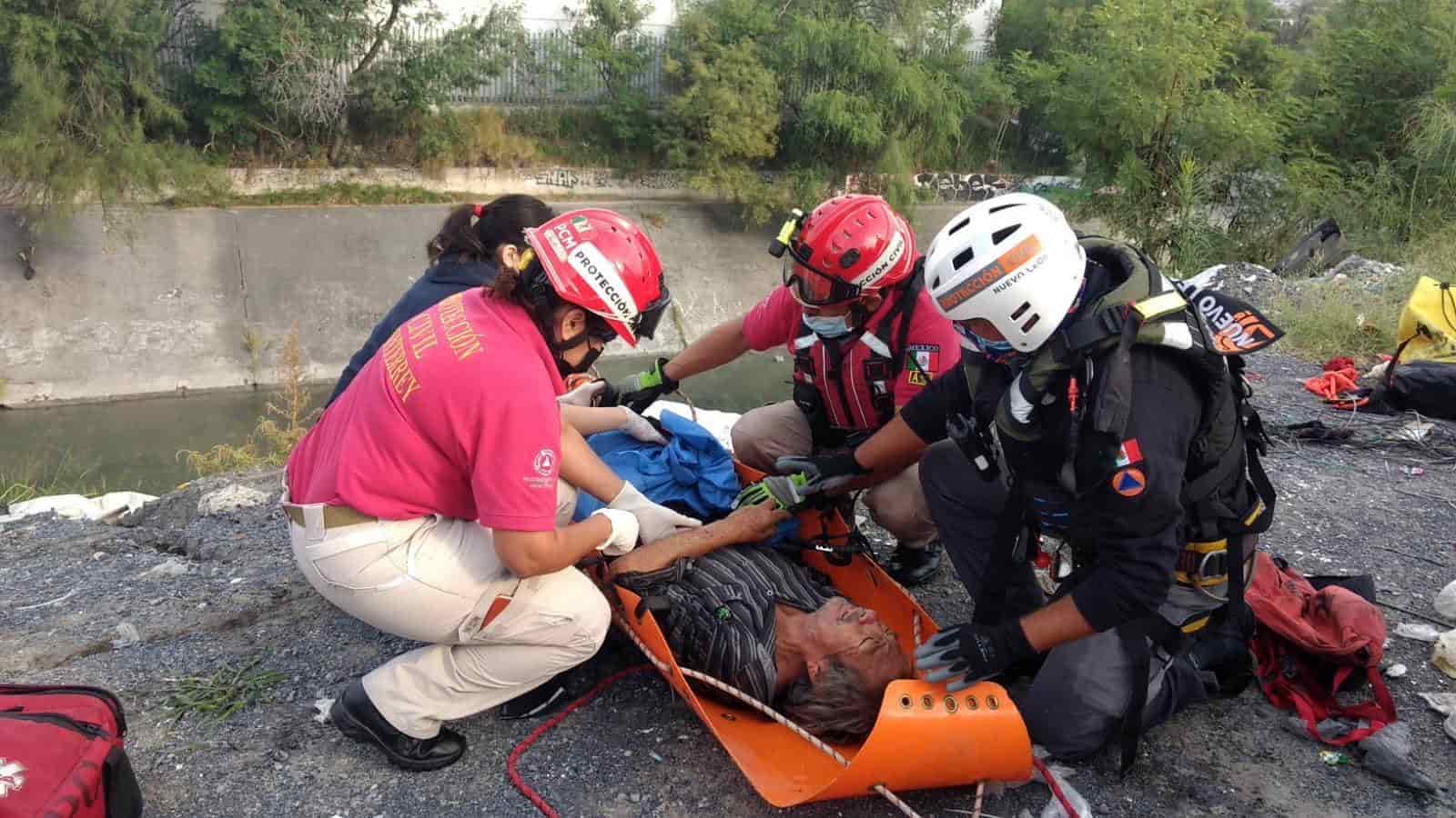 Un hombre de la tercera edad fue rescatado ayer del canal del Arroyo Topo Chico