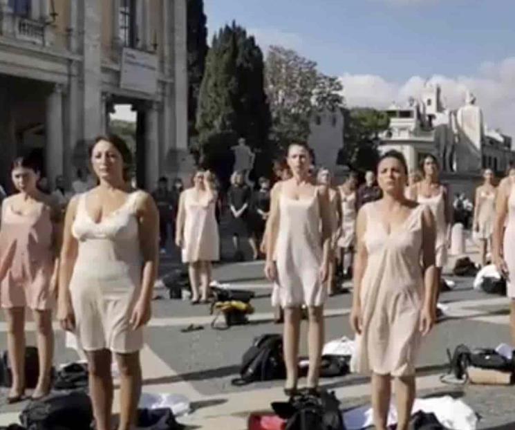 Sobrecargos de Alitalia protestan en ropa interior