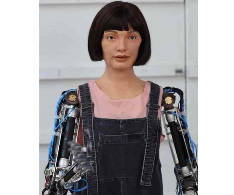Detienen a la artista robot Ai-Da en Egipto