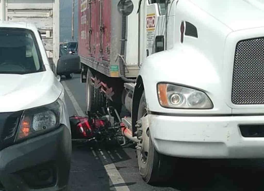 Un motociclista terminó convertido en sándwich, al intentar pasar en medio de dos vehículos