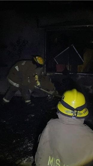 Rescatan a hombre tras incendiarse su casa