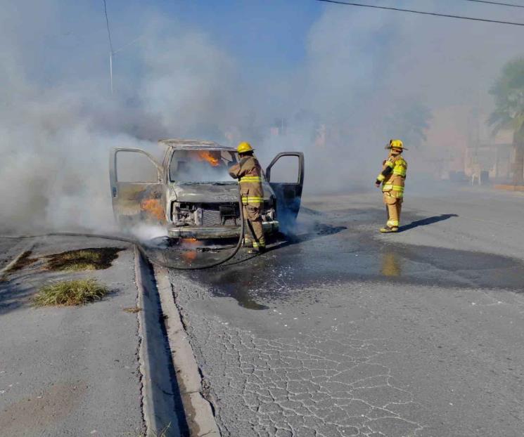 Arde camioneta en Apodaca