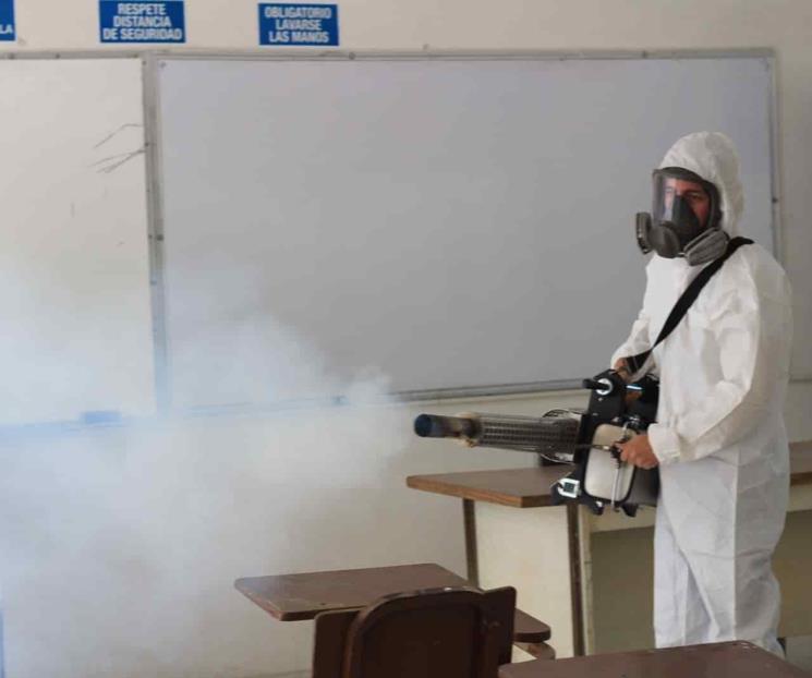 Fumigan escuelas en Santiago y Allende