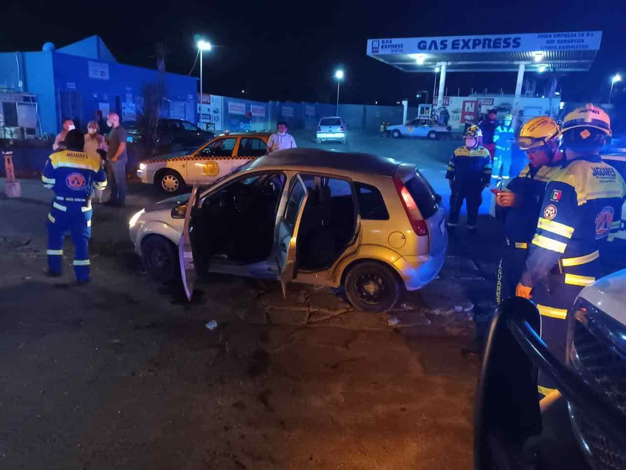 El automóvil en que viajaba una pareja, fue impactada por dos vehículos, dejando un saldo de una persona muerta y dos heridas.