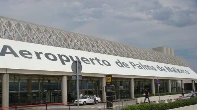 Cierran aeropuerto de Palma por pasajeros en las pistas