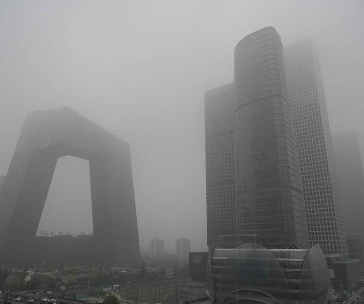 Pekín cierra carreteras y parques por contaminación