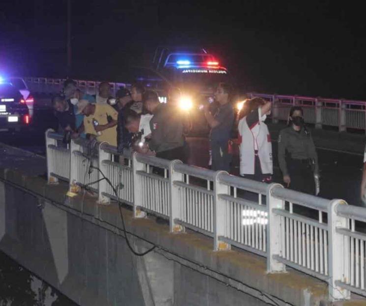 En su auto, caen mamá e hijo desde puente tras ser impactado