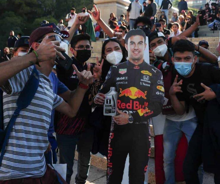 Festejan fans en el Ángel tras podio de Checo