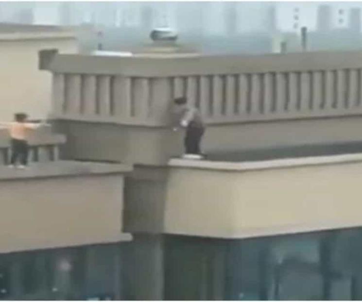 Captan a niños practicando parkour en edificio de 22 pisos