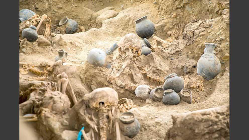 Descubren tumba con restos casi intactos
