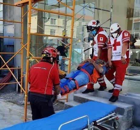 Un trabajador de la construcción resulto lesionado, al desplomarse de una altura de tres metros