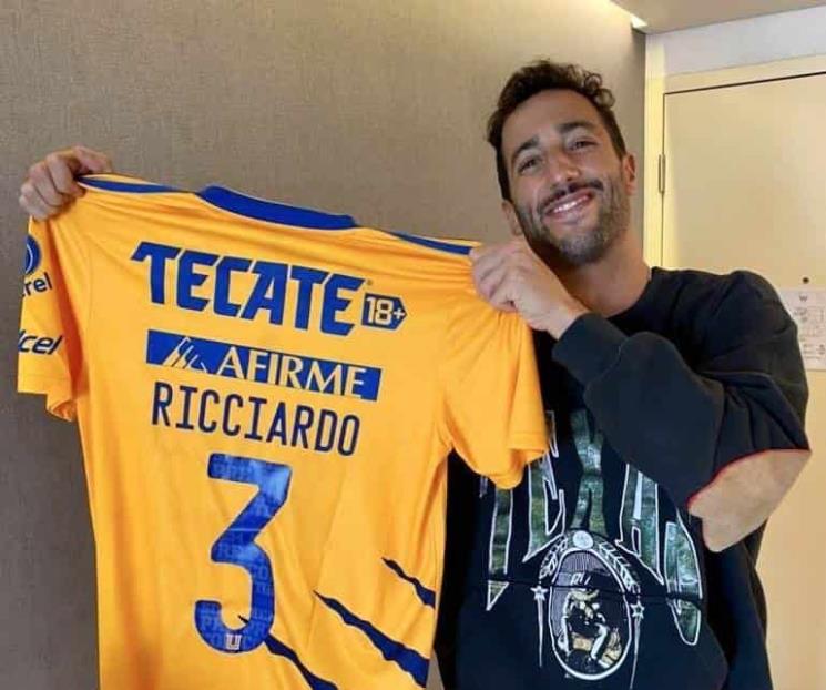 Posa Daniel Ricciardo con jersey de Tigres
