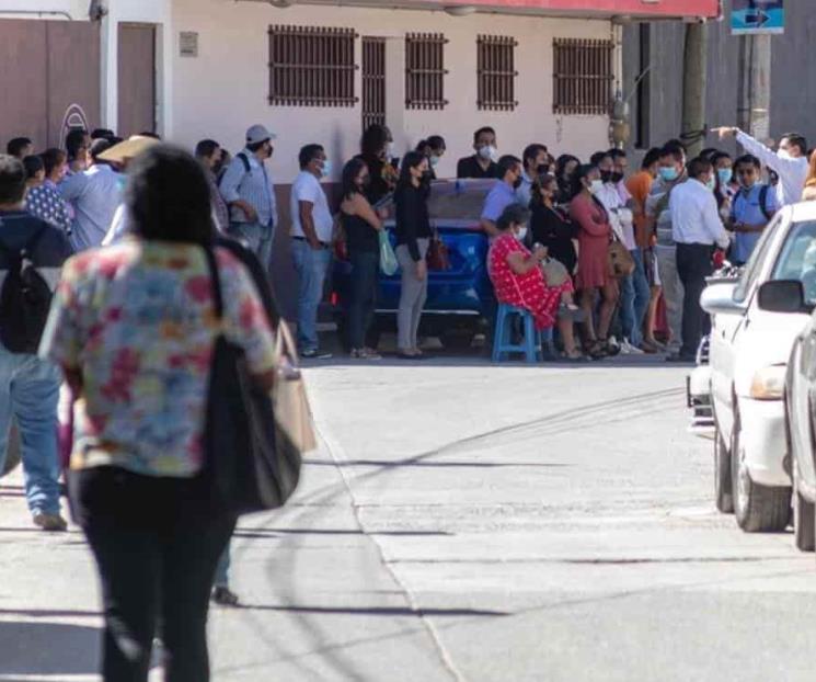 Hacen fila para conseguir trabajo en Guerrero