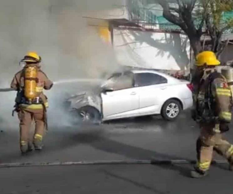Arde auto en la colonia Lázaro Cárdenas