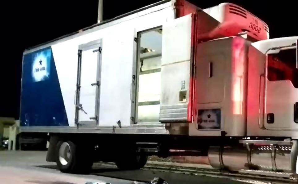 Un grupo de 100 migrantes dejaron abandonadas sus pertenencias dentro de un camión