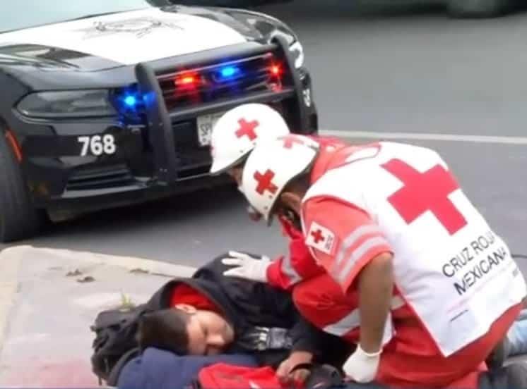 Motociclista derrapa y termina lesionado frente al Fundidora