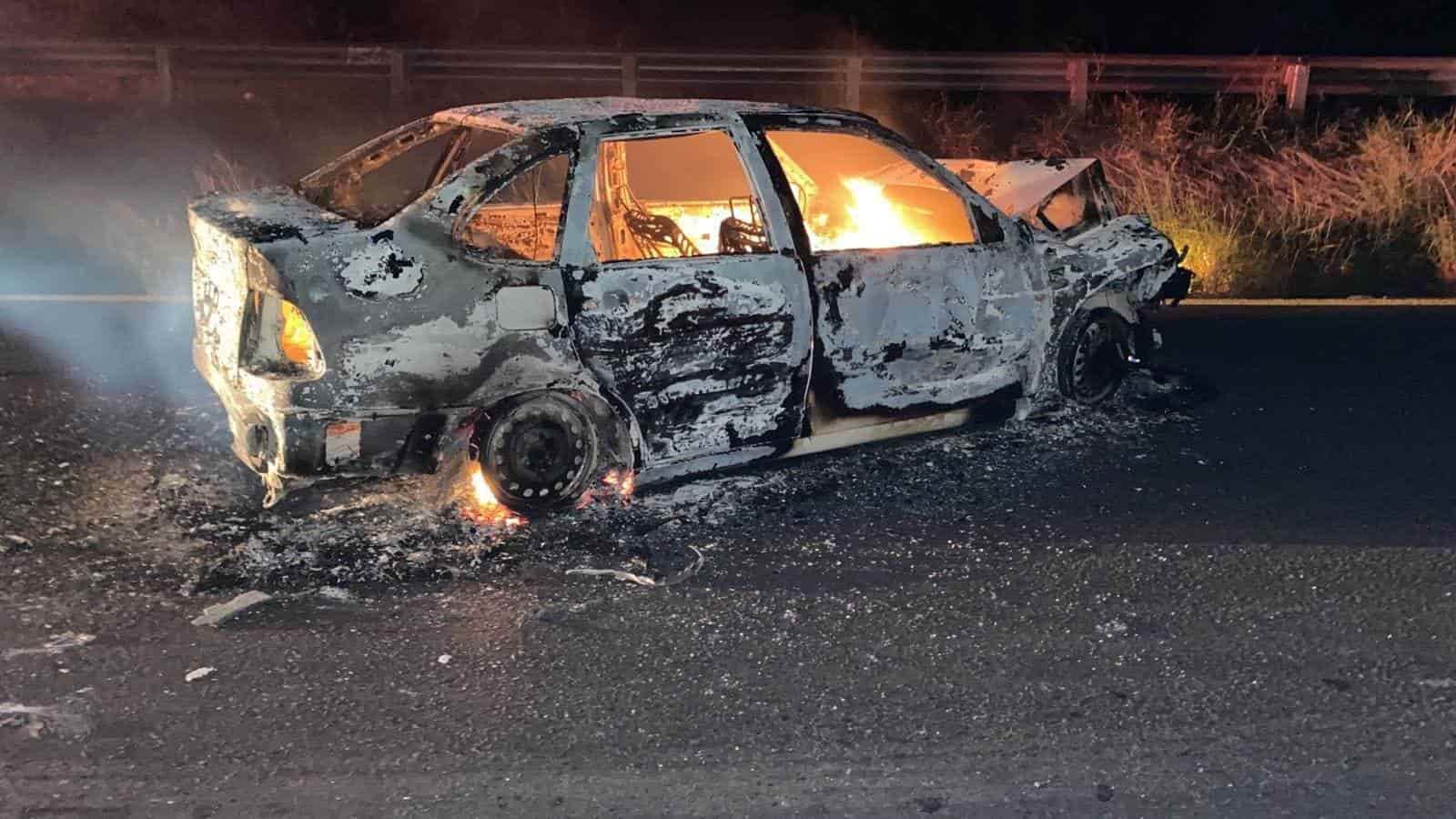 Un tráiler y un automóvil sedan se impactaron y terminaron incendiándose.