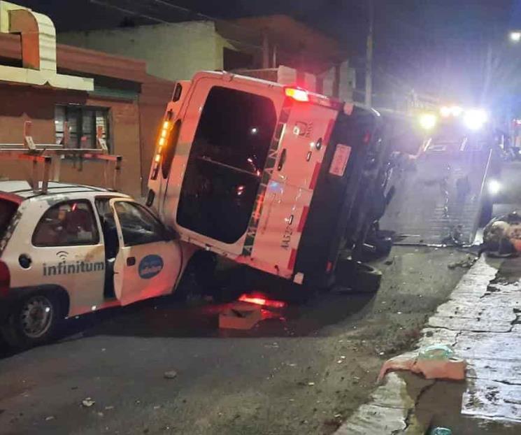 Vuelca ambulancia del IMSS en Guadalupe