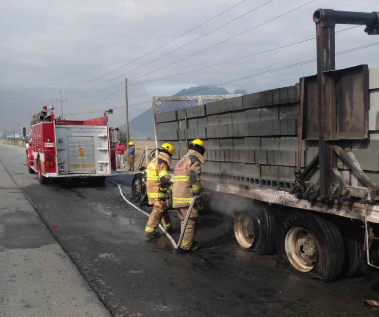 Arde camión de materiales en Escobedo