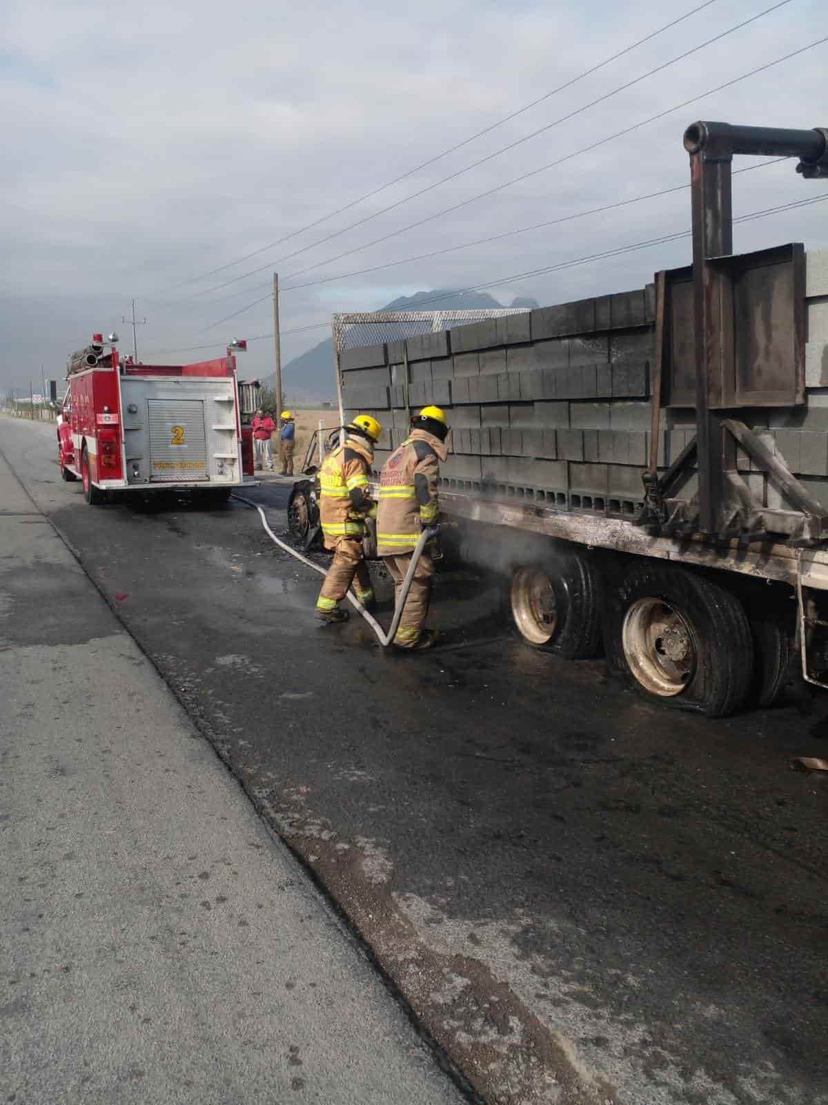 Un camión de materiales que transportaba más de cinco toneladas de block de concreto, terminó destruido al incendiarse