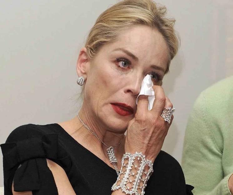 Sharon Stone pide oraciones por su mamá