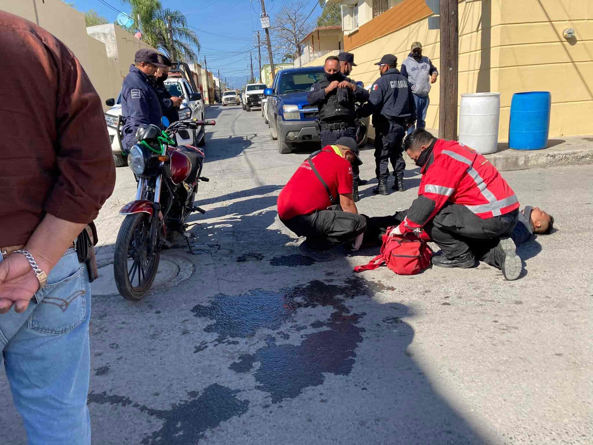 Un motociclista terminó con sus piernas fracturadas, después de ser impactado en forma violenta por un taxi