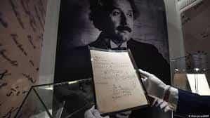 Venden manuscrito de Einstein por suma récord