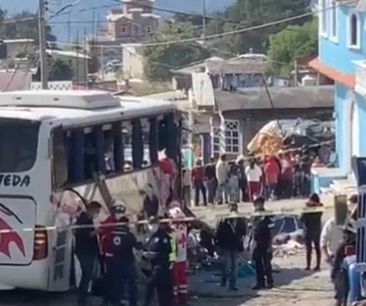 Mueren 19 personas tras accidente de autobús en Joquicingo