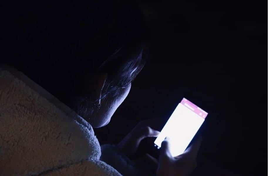 Los riesgos de utilizar el celular en las noches