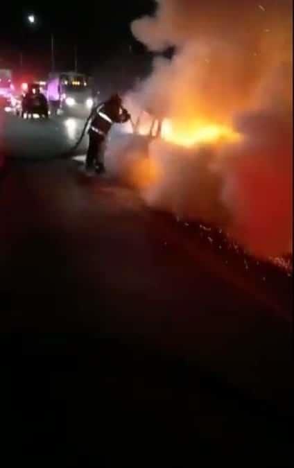 Se incendia auto en Libramiento Noroeste