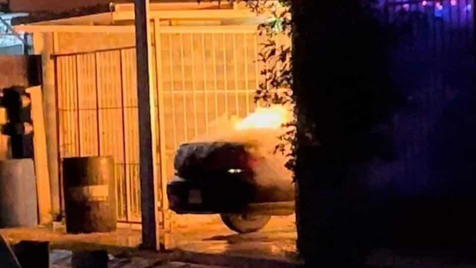 Incendian auto en casa con bomba molotov
