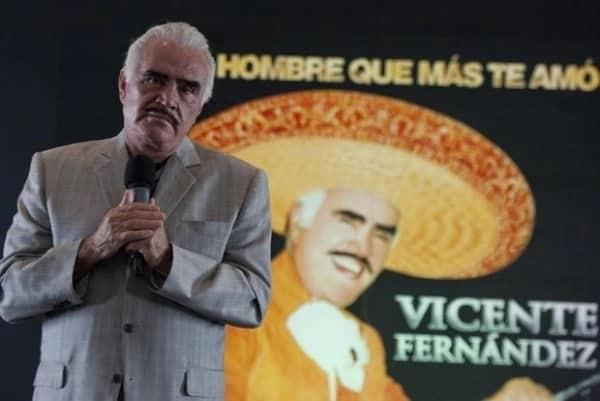 Regresa Vicente Fernández a terapia intensiva