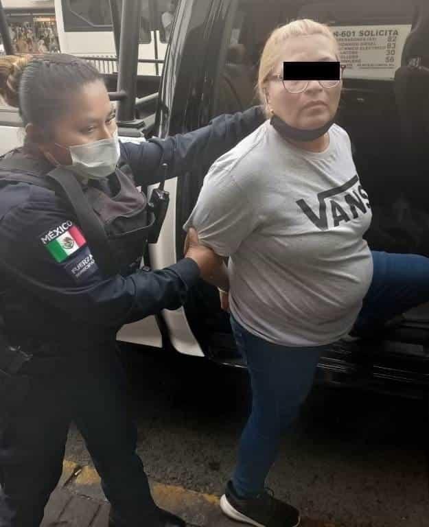Detienen a mujer por robo en centro de Monterrey