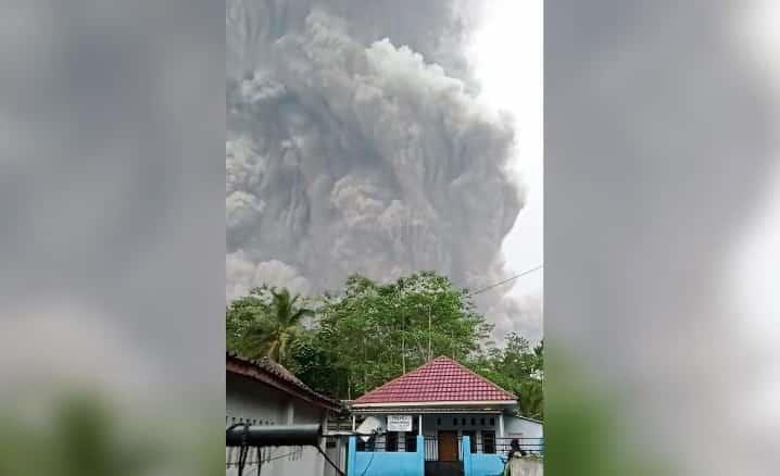 Al menos 1 muerto por la erupción de volcán indonesio