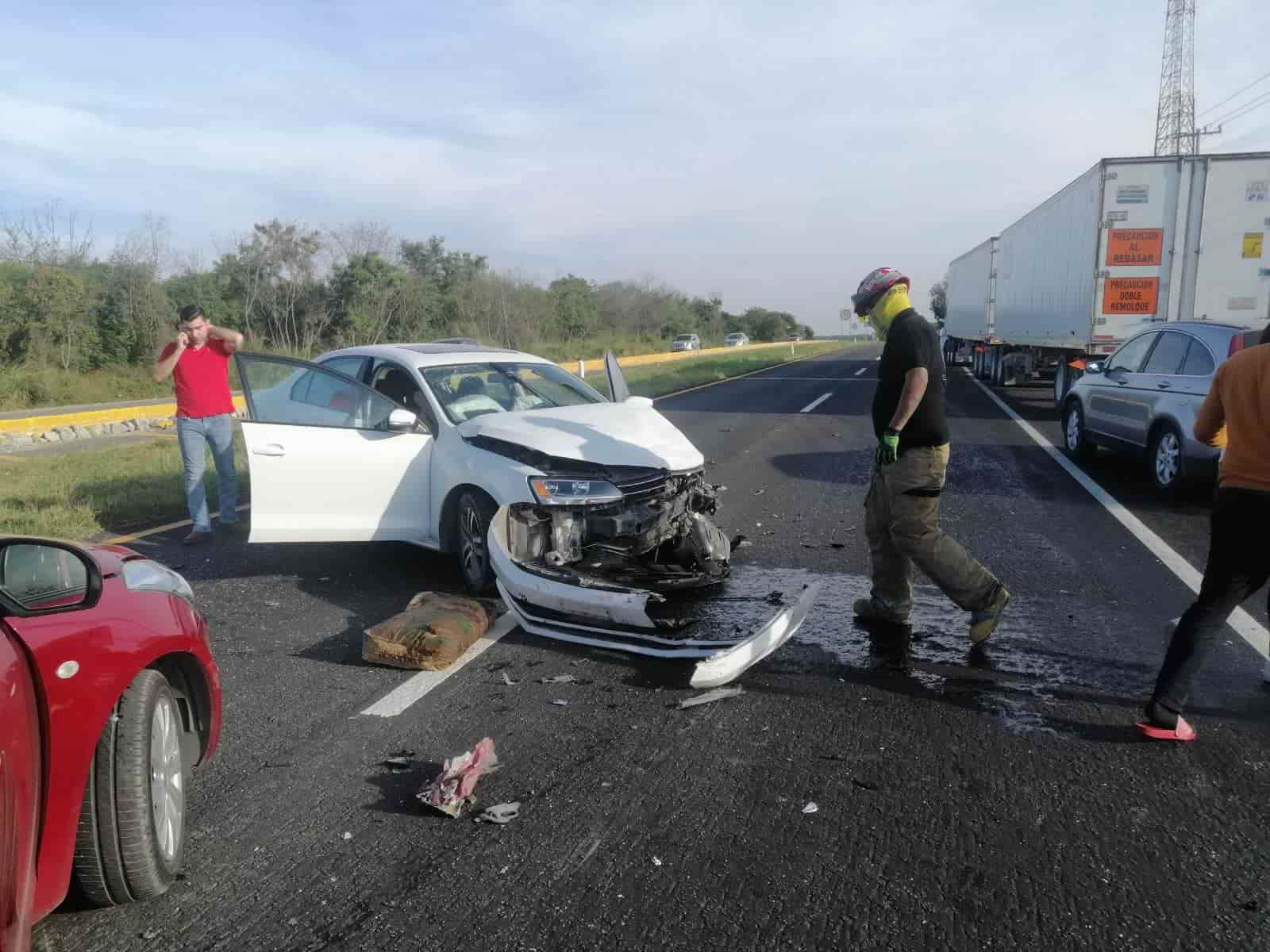 Una mujer perdió la vida y otras dos personas terminaron con lesiones de consideración, al registrarse un fuerte choque en la Carretera Nacional