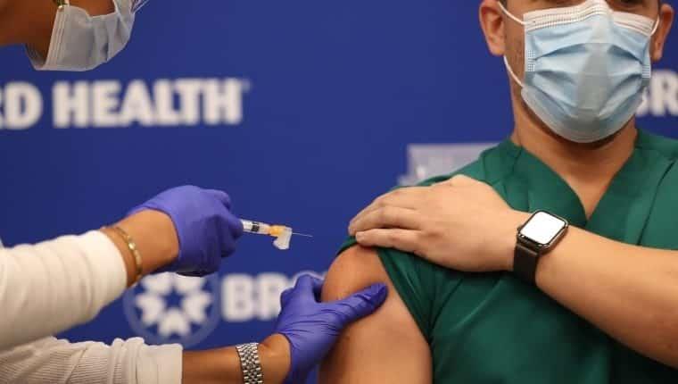 Eficacia de vacuna Pfizer contra ómicron es del 22,5 %