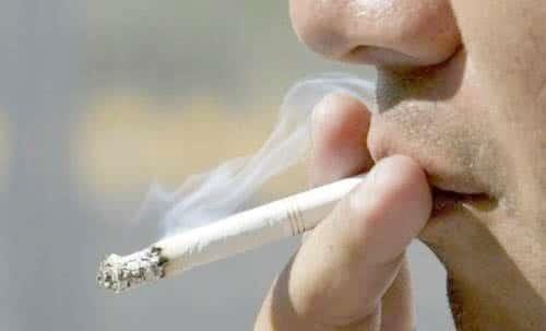 Prohíben fumar en todas las áreas públicas