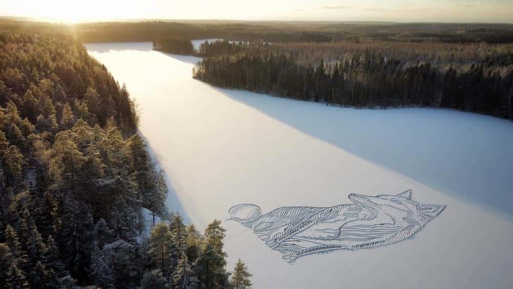 Crean arte efímero en lago congelado